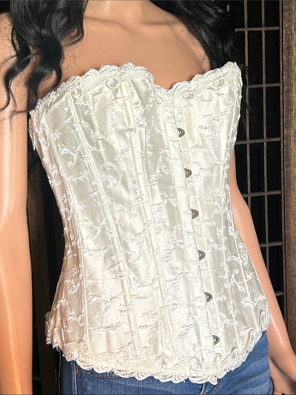 NWOT SILKY OFF  WHITE BUSTIER M